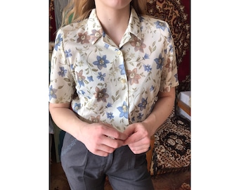 Vintage Floral Patterned Calm Colors Baby Blue Brownish Off White Blouse Button up down top tee T shirt From 1990s 1980s M Medium L Large