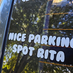 Von BLUEY inspirierte Autoaufkleber - Rita beim Parken