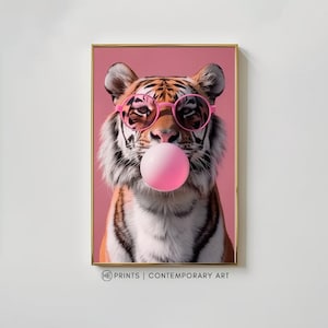 Puede incluir: Un tigre con gafas de sol rosas y soplando una burbuja rosa sobre un fondo rosa.