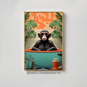 Puede incluir: Un chimpancé con gafas de sol naranjas se sienta en una bañera turquesa con ribete naranja. El baño tiene paredes de azulejos naranja y blanco y plantas tropicales.