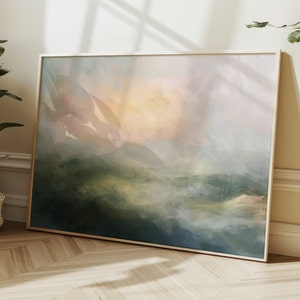 Puede incluir: Una pintura abstracta enmarcada con un paisaje suave y de ensueño. La pintura presenta un cielo brumoso y pastel con un sol amarillo brillante en el centro. El paisaje de abajo es una mezcla de tonos verdes y azules, con una textura sutil.