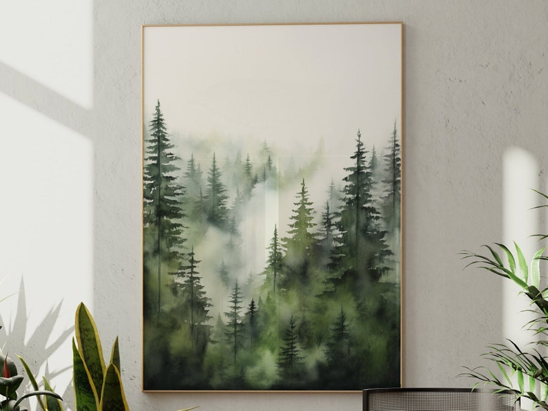 Op de afbeelding: Een aquarel schilderij van een mistig bos met hoge groene bomen. Het schilderij heeft een zachte, etherische uitstraling, waarbij de mist een gevoel van mysterie en diepte cre&euml;ert.