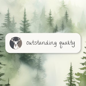 Op de afbeelding: Een aquarel schilderij van een mistig bos met hoge groene bomen. De tekst "outstanding quality" staat op een wit banner op de voorgrond.