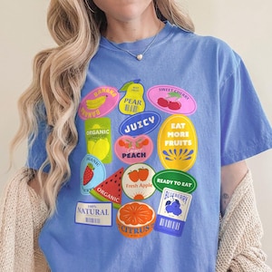 Fruit Stickers Graphic Tee: Komfort Farben Preppy Summer Shirt