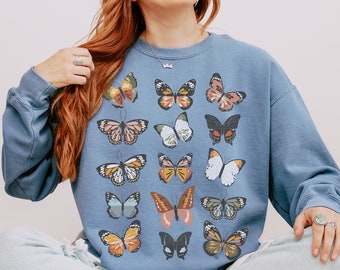Sudadera con estampado de mariposas Comfort Colors, cuello redondo teñido, estilo bohemio, estilo cottagecore, corte holgado.