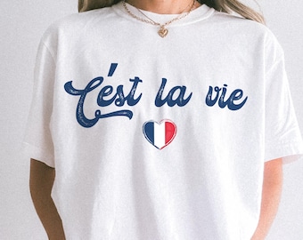 Camisa C'est la Vie: Camiseta gráfica parisiense - Algodão Comfort Colors
