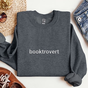 Gesticktes Buchtrovert-Sweatshirt, Bücherwurm Rundhalsausschnitt, Buch-Liebhaber-Geschenk, Geschenk für Introvertierten, Relaxed Fit Pullover, Bibliothekar Pullover