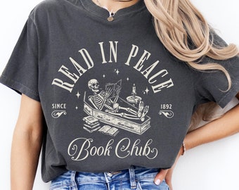 Bücherwurm Halloween Shirt Komfort Farben T-Shirt, Herbst Saison Skelett T-Shirt, Gelesen in Frieden lustige Stimmung T-Shirt, gruseliges Geschenk, Buch-Liebhaber-Halloween-T-Shirt