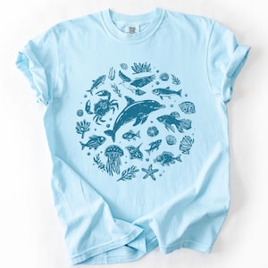 Dolphin T-Shirt Vintage Sea Animal Graphic Tee for Ocean Lovers Retro Marine Life Shirt Summer Beach Outfit Coastal Nature Gift for Her Him