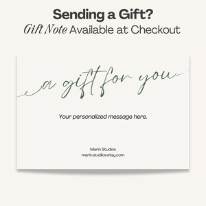 Peut inclure: Une carte cadeau blanche avec le texte "a gift for you" dans un style manuscrit. La carte comprend &eacute;galement le texte "Your personalized message here" et le nom et l'adresse du site Web de la boutique. Le haut de la carte indique "Sending a Gift? Gift Note Available at Checkout."