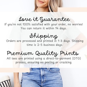 K&ouml;nnte beinhalten: Ein wei&szlig;es T-Shirt mit dem Text "Love it Guarantee" und "Shipping" in Schwarz. Der Text darunter lautet "Orders are processed and printed in 1-3 days. Shipping time is 2-5 business days." und "Premium Quality Prints. All tees are printed using a direct-to-garment (DTG) process, ensuring no peeling or cracking."