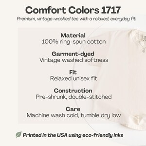 K&ouml;nnte beinhalten: Cremefarbenes T-Shirt mit dem Text "Comfort Colors 1717". Das Shirt besteht aus 100 % ringgesponnener Baumwolle, ist st&uuml;ckgef&auml;rbt f&uuml;r Vintage-Weichheit und hat eine entspannte Unisex-Passform. Es ist vorgeschrumpft und doppelt gen&auml;ht.