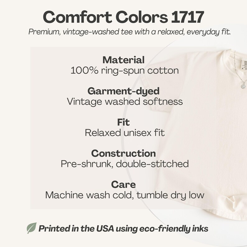 K&ouml;nnte beinhalten: Cremefarbenes T-Shirt mit dem Text "Comfort Colors 1717". Das Shirt besteht aus 100 % ringgesponnener Baumwolle, ist st&uuml;ckgef&auml;rbt f&uuml;r Vintage-Weichheit und hat eine entspannte Unisex-Passform. Es ist vorgeschrumpft und doppelt gen&auml;ht.