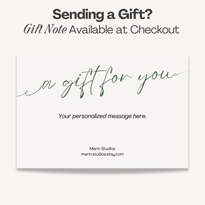 K&ouml;nnte beinhalten: Eine wei&szlig;e Geschenkkarte mit dem Text "a gift for you" in handschriftlicher Form. Die Karte enth&auml;lt auch den Text "Sending a Gift? Gift Note Available at Checkout" und "Your personalized message here."