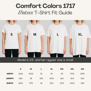 Peut inclure: Guide des tailles de t-shirts unisexe Comfort Colors 1717. L'image montre quatre mod&egrave;les portant des t-shirts blancs en tailles S, M, L et XL. Le guide comprend les mesures de la largeur, de la longueur et de la longueur des manches en cm pour les tailles S &agrave; 4XL.