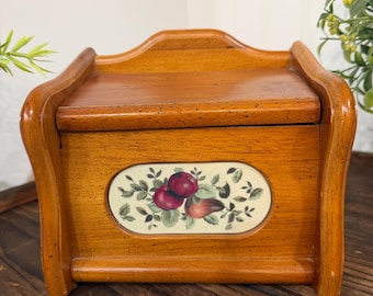 Vintage Pomerantz Wooden Recipe Box with Ceramic Fruit Tile, 1970s Countertop Bread Box Style Recipe Holder, Farmhouse Cottagecore Kitchen
