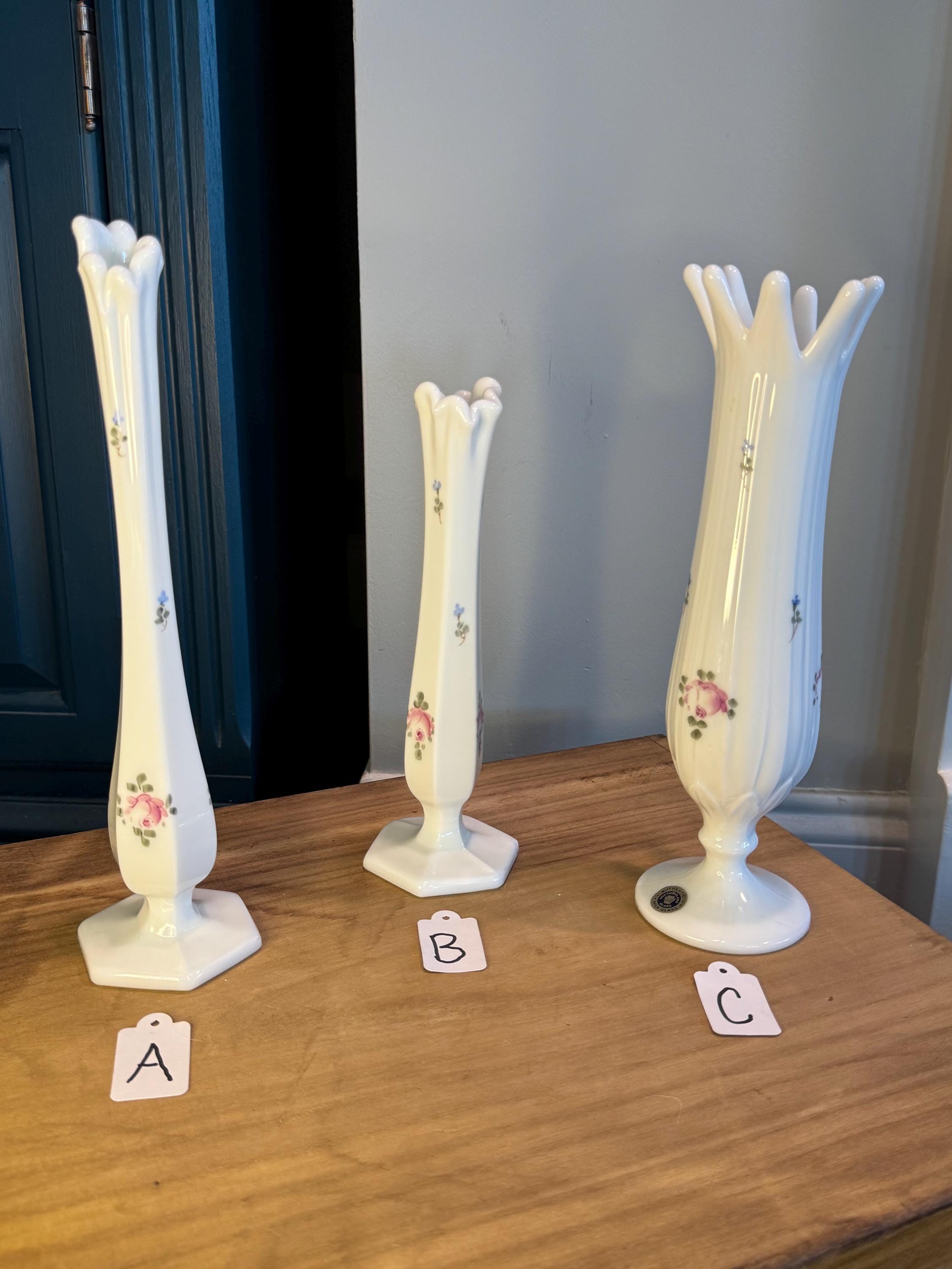 アンティーク雑貨 AVON Gift Collection Soft Bow Bud Vase AVON Gift Collection Soft Bow Bud Vase 【公式通販】