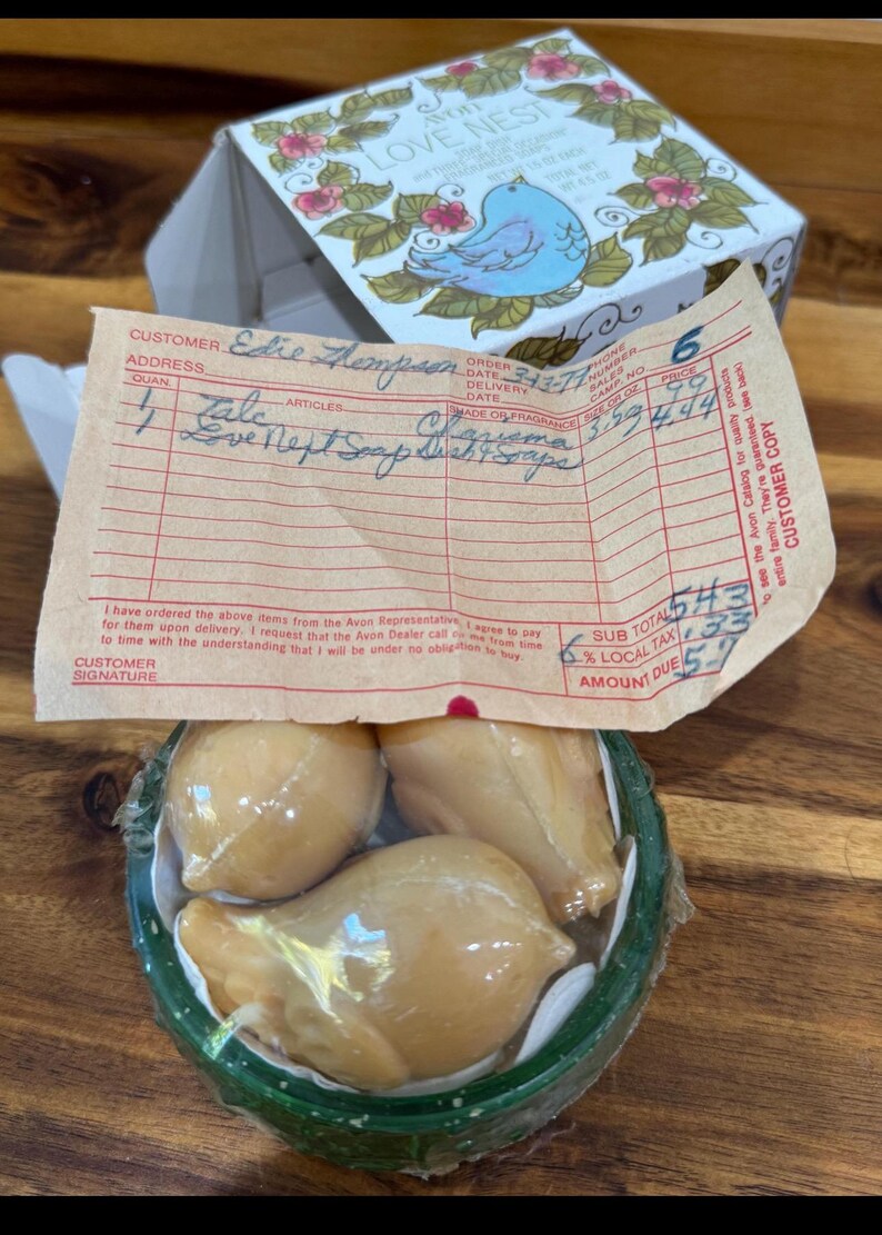 vintage Avon Love Nest soap dish set. The set includes a soap dish and three "Special Occasion" fragranced soaps. bild 4
