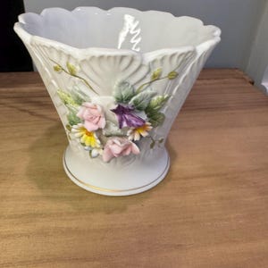 vintage Lefton China porcelain vase or planter (#826) 3D applied floral motifs.