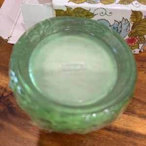 vintage Avon Love Nest soap dish set. The set includes a soap dish and three "Special Occasion" fragranced soaps. bild 2