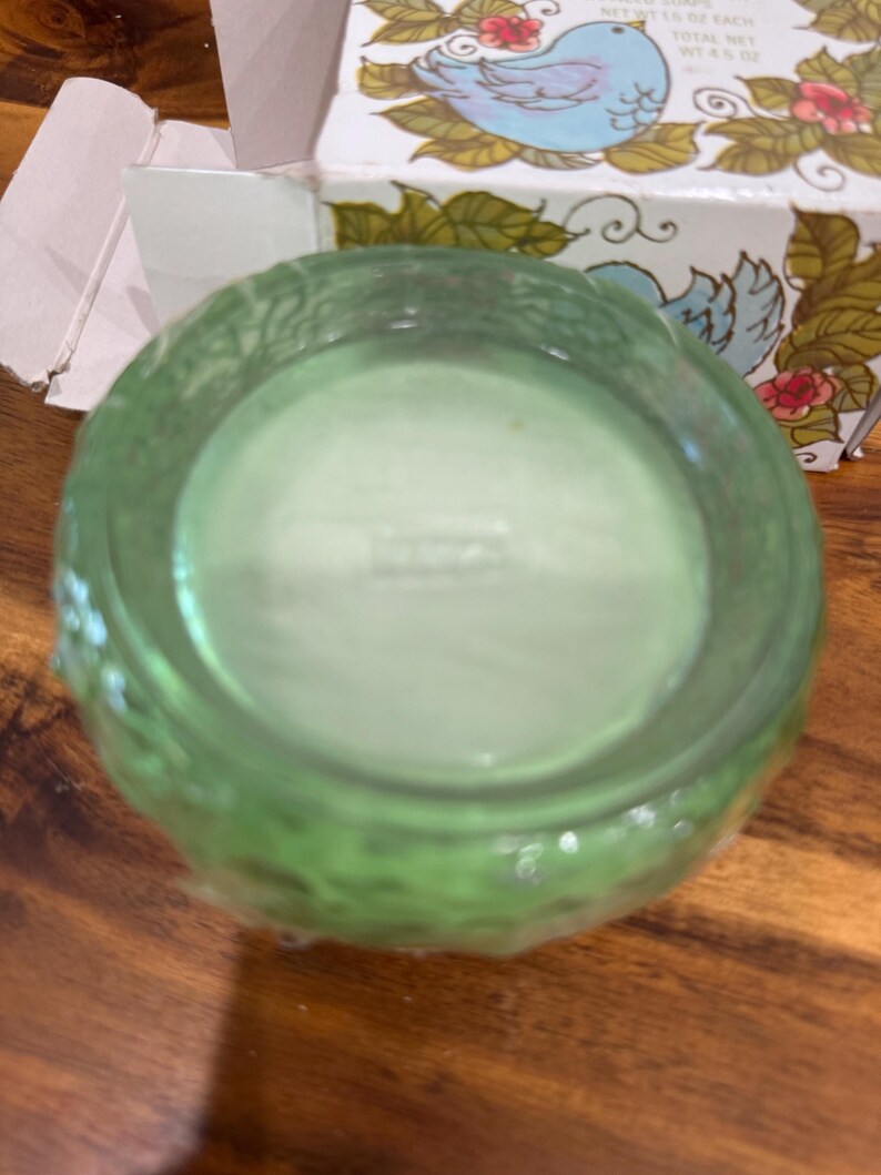 vintage Avon Love Nest soap dish set. The set includes a soap dish and three "Special Occasion" fragranced soaps. bild 2