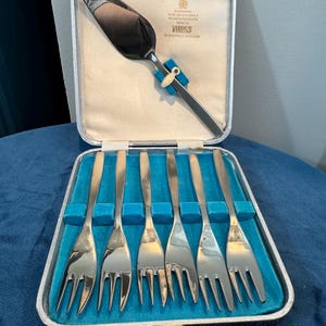 Viners LTD of Sheffield England Silver Plated Dessert Forks and Server Set complete in box
