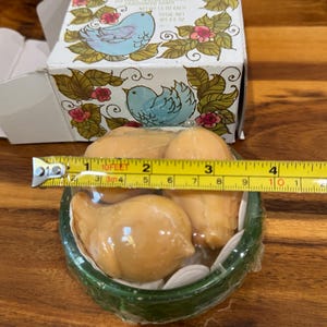 vintage Avon Love Nest soap dish set. The set includes a soap dish and three "Special Occasion" fragranced soaps. bild 3