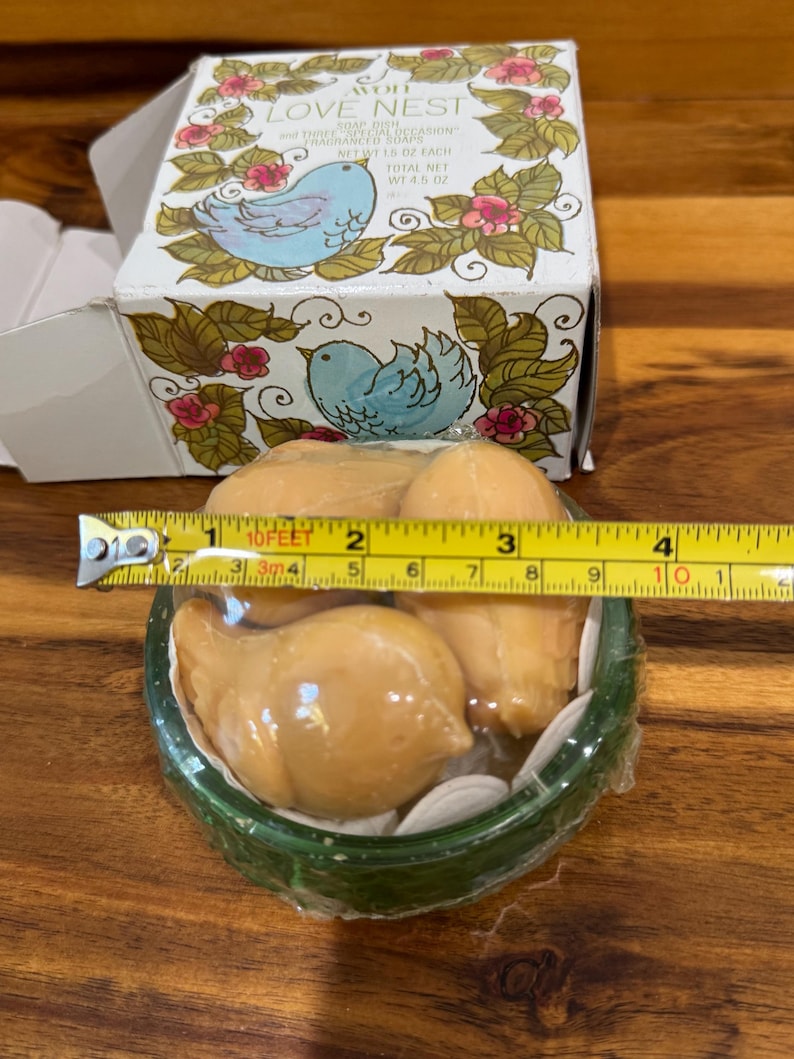 vintage Avon Love Nest soap dish set. The set includes a soap dish and three "Special Occasion" fragranced soaps. bild 3