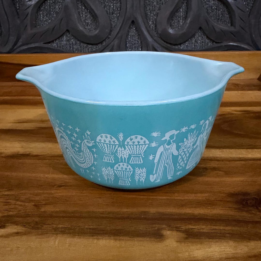 Vintage Pyrex 1-quart Casserole Dish in the 