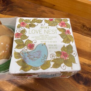 vintage Avon Love Nest soap dish set. The set includes a soap dish and three "Special Occasion" fragranced soaps. bild 5