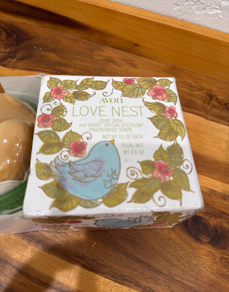 vintage Avon Love Nest soap dish set. The set includes a soap dish and three "Special Occasion" fragranced soaps. bild 5