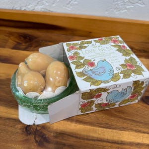 vintage Avon Love Nest soap dish set. The set includes a soap dish and three "Special Occasion" fragranced soaps. bild 1