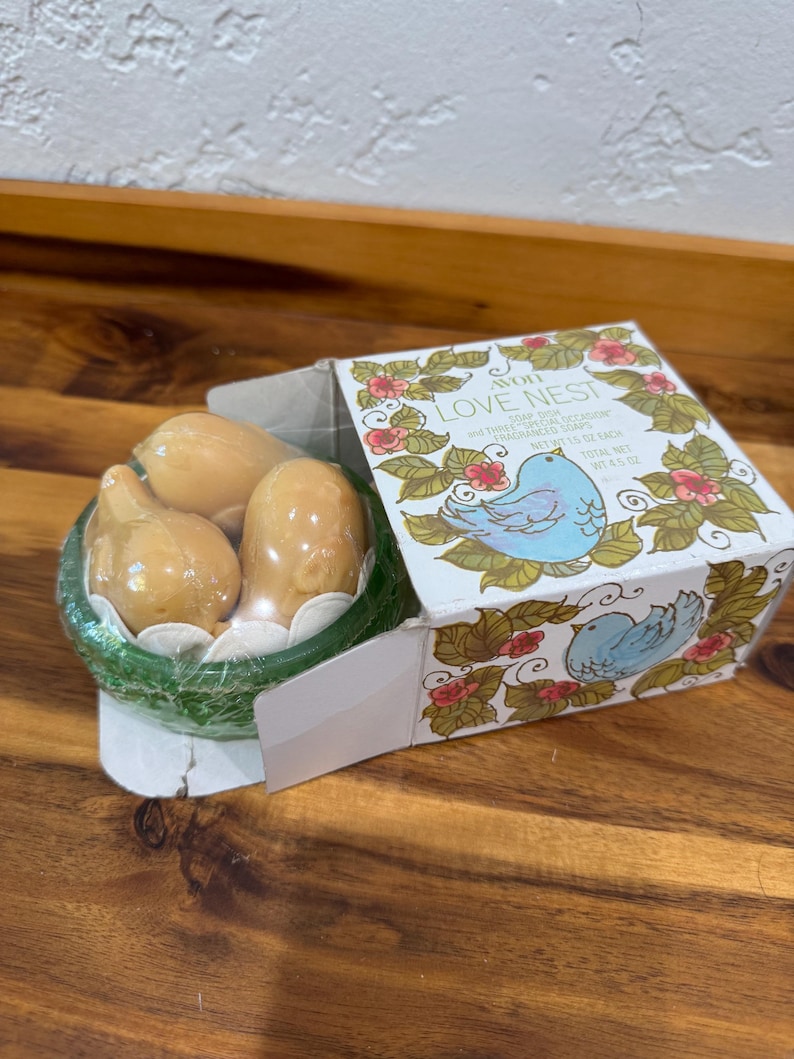 vintage Avon Love Nest soap dish set. The set includes a soap dish and three "Special Occasion" fragranced soaps. bild 1