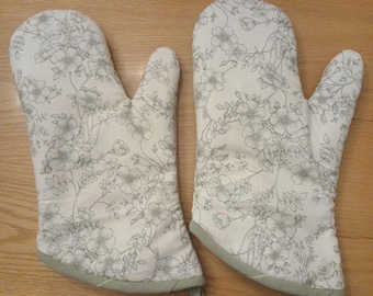 Whimsical Sage Green Floral Oven Mitts – Full Coverage Heat-Resistant Kitchen Mitts