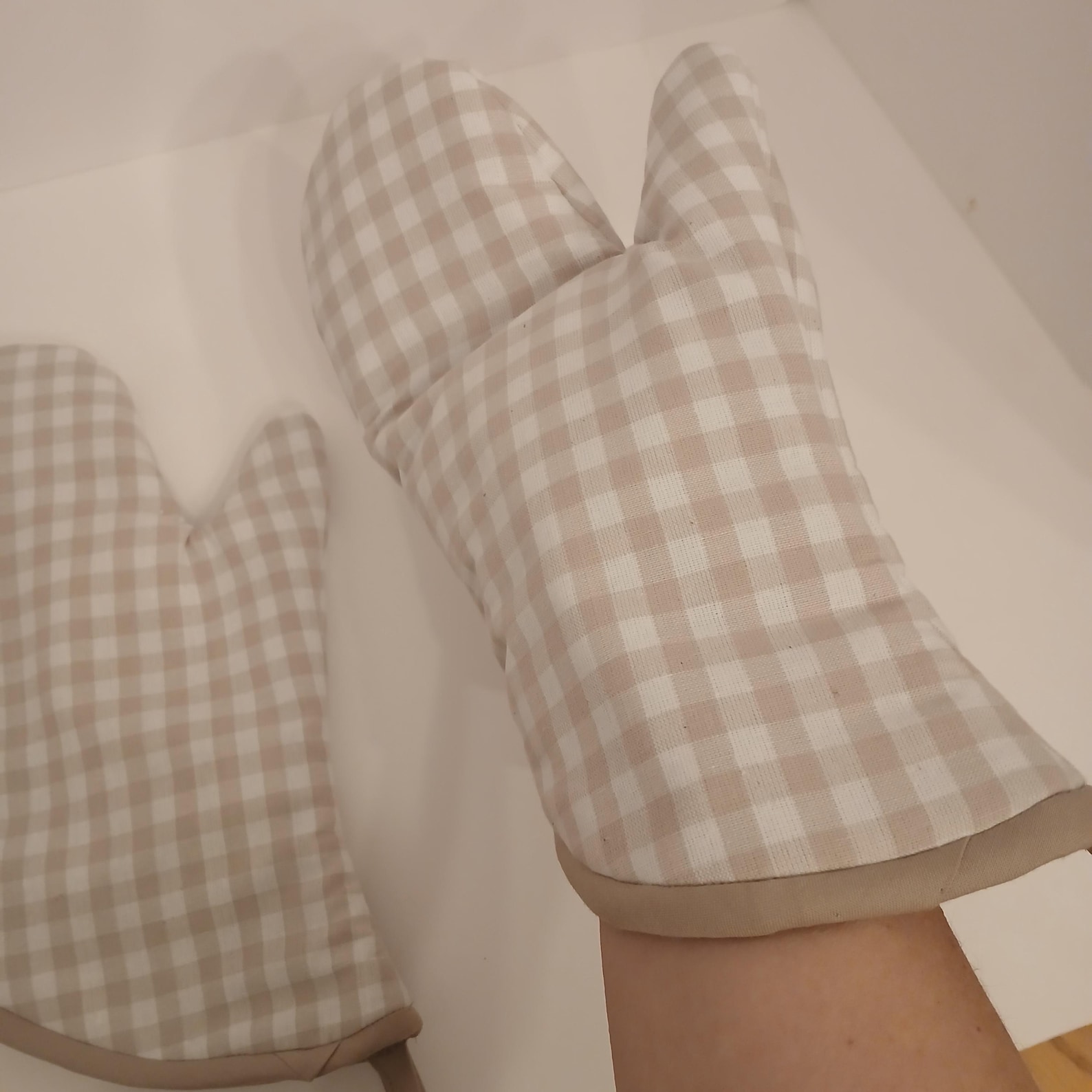 Homespun Gingham Oven Mitts Set: Tan & Ivory Kitchen Decor - large 6 1/2"