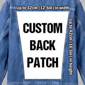 Puede incluir: Chaqueta vaquera azul con un parche rectangular blanco en la espalda. El parche dice "CUSTOM BACK PATCH" en letras negras en negrita. El parche trasero de la chaqueta puede tener hasta 32 cm de ancho y 42 cm de alto.