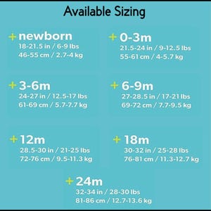 Op de afbeelding: Een lichtblauwe maattabel met de titel Available Sizing, met leeftijdsgroepen voor baby's van pasgeboren tot 24 maanden. Elke categorie bevat gewichts- en lengtematen in inches, ponden, centimeters en kilogrammen.