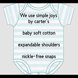Op de afbeelding: Een babyromper met korte mouwen en horizontale lichtblauwe en witte strepen. De tekst luidt: We use simple joys by carter's, baby soft cotton, expandable shoulders, nickle-free snaps. Het kledingstuk heeft een ronde hals en beenopeningen.