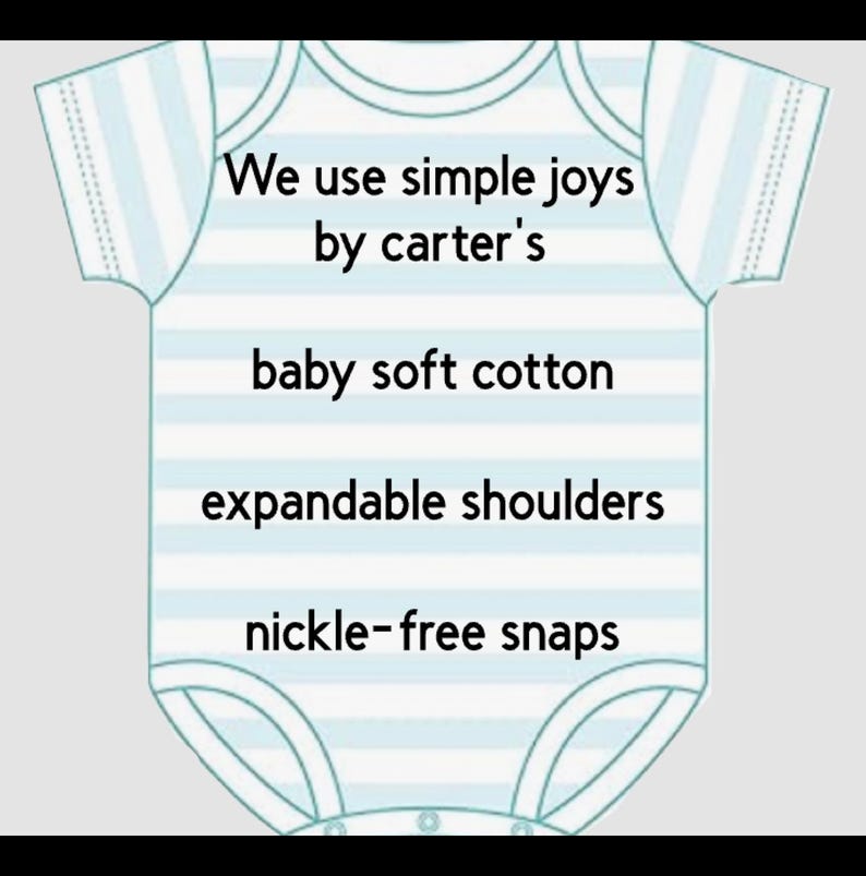 Op de afbeelding: Een babyromper met korte mouwen en horizontale lichtblauwe en witte strepen. De tekst luidt: We use simple joys by carter's, baby soft cotton, expandable shoulders, nickle-free snaps. Het kledingstuk heeft een ronde hals en beenopeningen.