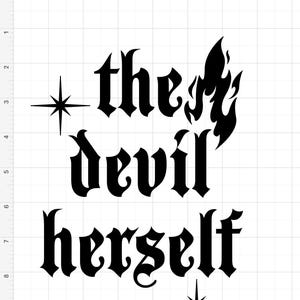 Może przedstawiać: Czarny projekt graficzny z napisem "the devil herself" w gotyckiej czcionce. Projekt zawiera płomienie i rozbłyski gwiazd na białym tle kratki. Ogólny motyw jest mroczny i odważny.