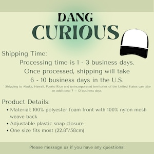 K&ouml;nnte beinhalten: Schwarze und wei&szlig;e Baseballkappe mit dem Text "DANG CURIOUS" in schwarzen Buchstaben. Die Kappe hat ein schwarzes Schild und eine wei&szlig;e Krone. Die Kappe besteht aus 100% Polyester-Schaumstoff vorne mit 100% Nylon-Mesh-Gewebe hinten. Sie hat einen verstellbaren Kunststoff-Druckknopfverschluss und passt auf die meisten K&ouml;pfe (58 cm).