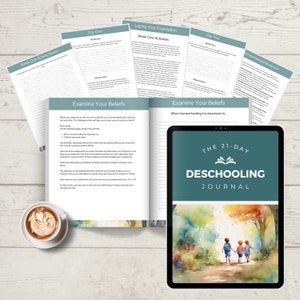 以下が含まれることがあります： ターコイズブルーの表紙に「The 21-Day Deschooling Journal」という文字が書かれたデジタルジャーナル。表紙の画像は、森の中の道を歩く3人の子供たちの水彩画です。