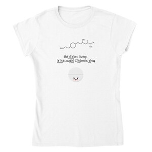 Vivir mejor a través de la química Farmacia Camiseta clásica con cuello redondo para mujer