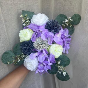 Buquê de Noiva com Flores Artificiais Lilás Branco – Peônias e Rosas | Buquê de Casamento | Buquê Eterno | Conjunto com Boutonniere e Manta para Buquê