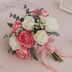 Buquê de Noiva Flores Artificiais Rosas Brancas Rosa – Buquê de Casamento Romântico | Flores Eternas | também inclui Buquê e Corsage