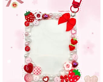 Kawaii Strawberry Top Loader - Decora Rommel Maximalist Chunky Deco Heisei Retro Card Sleeve Dopamine Fruit Buttons Leuke Rode Sleutelhanger Foto