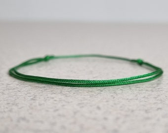 Bracelet fin cordelette verte, bracelet simple nœud coulissant, bracelet surfeur imperméable