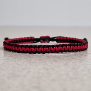 Bracelet macramé noir et rouge bicolore, bracelet d'amitié noeud carré réglable image 1