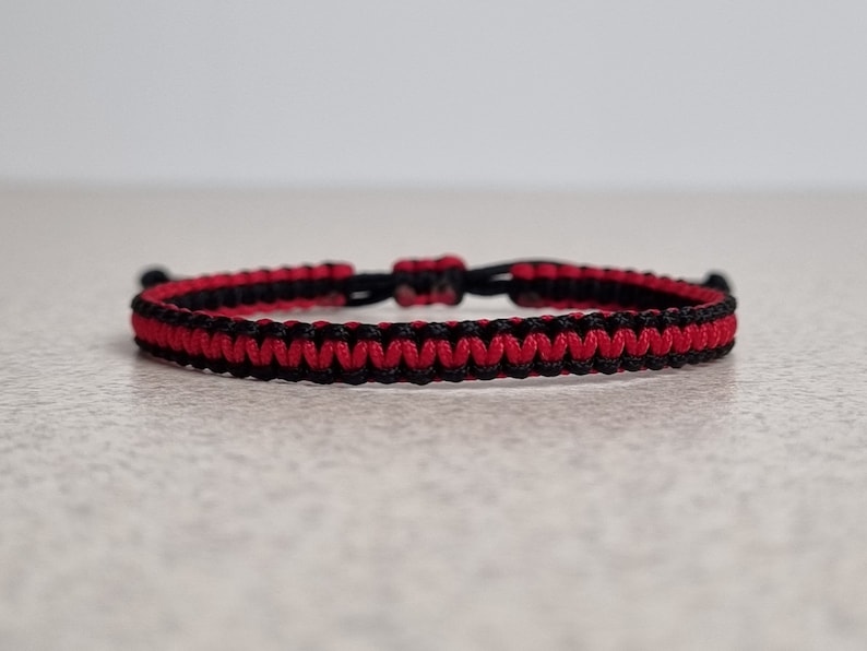 Bracelet macramé noir et rouge bicolore, bracelet d'amitié noeud carré réglable image 1