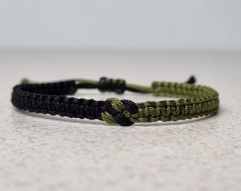 Bracelet infini en macramé bicolore, bracelet de l'amitié noué noir et vert armée